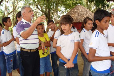Prof Fonseca Neto explica aos alunos a origem da capital Teresina,no bairro Poty Velho.