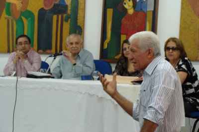 Conselheiro Cenas Santos faz interveno durante a palestra para dar um depoimento sobre a Educao em Teresina.