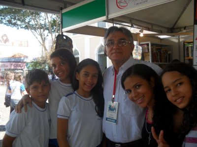Professor Luiz Romero e estudantes da Escola Teresinha Nunes